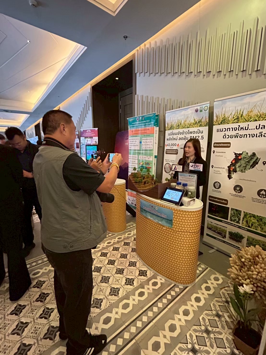 บูธนิทรรศการและสื่อโครงการปลูก เปลี่ยน ปรับ เพื่อลด PM2.5